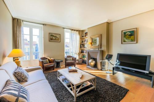 Jean-Medecin Apartment | Vue Magenta AP4188 by Riviera Holiday Homes