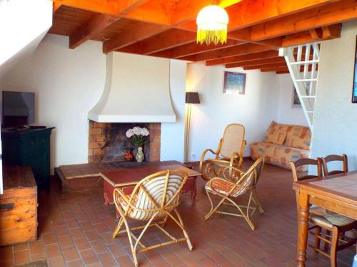 La Trinite-sur-Mer Apartment | Vue Port La Trinité: Duplex 46m², 5 pers, WiFi, à 900m Plage, Proche Commerces - FR-1-477-61