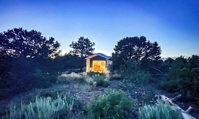 Monticello Cabin | W-W: Lupine Cabin, Tiny Home in Glamping Villa