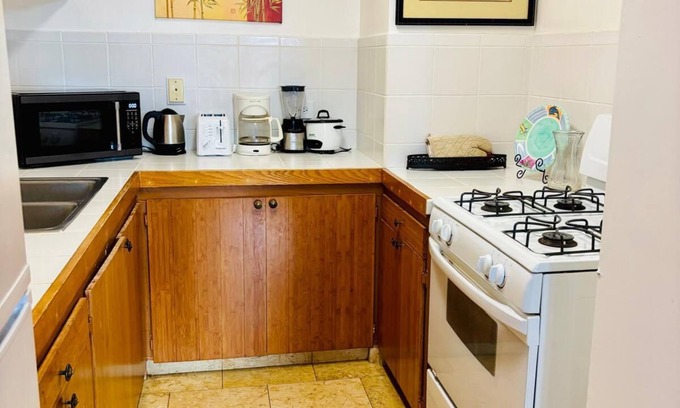 Waikiki Apartment | ~Waikiki~ LOWEST RATES IN AREA ~ 2 Bedroom ~ Fully Furn ~ Blocks to Beach ~