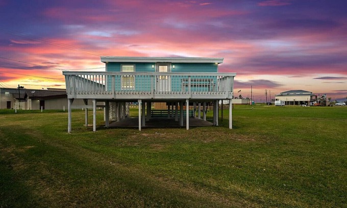 Surfside Beach House | Wait ‘n Sea|BeachBox| Walk to Beach|Large Deck!