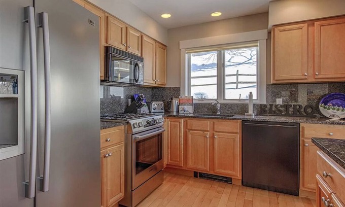 Central Vermont- Killington House | Wake up to views of Bear Mountain! Steps to trails!