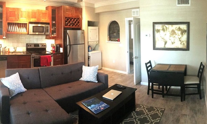 St. Petersburg Condo | Walk Everywhere | ❤️ of Downtown St Pete