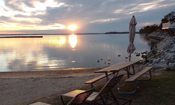 Kingsmill Apartment | Walk to beach by Busch Gardens, lovely room