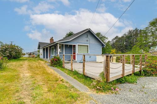 Smith River House | Walk to Beach Cozy Home with Deck in Smith River!