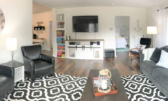 Holland House | Walk to beach & marina! Beautiful, luxury family retreat - Farmhouse Cottage