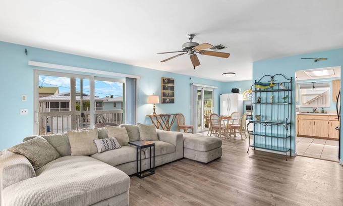 Fort Myers Beach Condo | Walk To Beach, North End Restaurants, Night Life Steps Away!