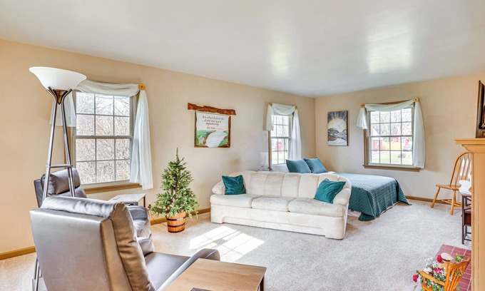 Salem Apartment | Walk to Centennial Park: Apartment w/Garage!