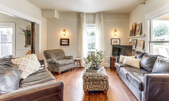 Guthrie House | Walk to Downtown: Historic Guthrie Home on Mansur