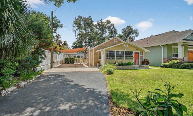 Mount Dora Cottage | Walk to Downtown Mount Dora! Patio Oasis + King Bed!