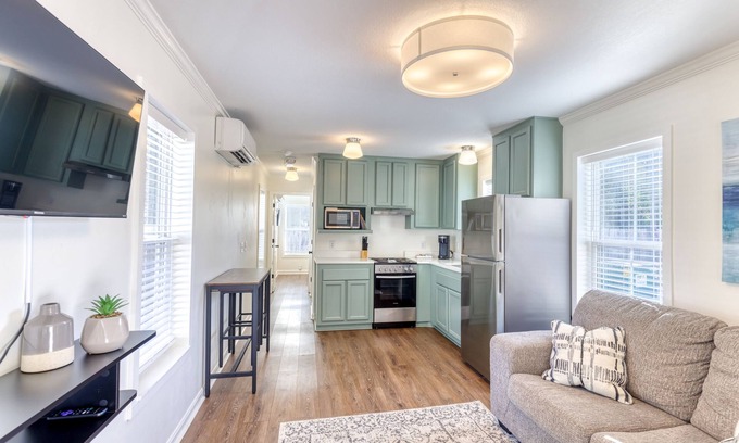 Ocean Springs House | Walk to Downtown Ocean Springs from your private cottage