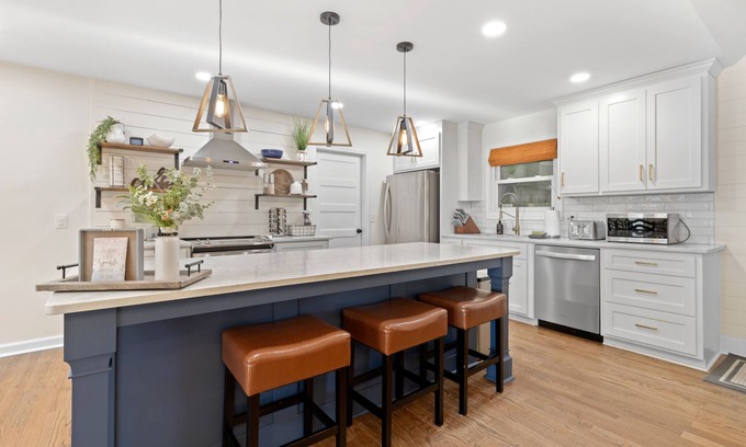 Woodstock House | Walk to Downtown Woodstock- 3 King Beds, 2 Owner’s Suites & Pet-Friendly