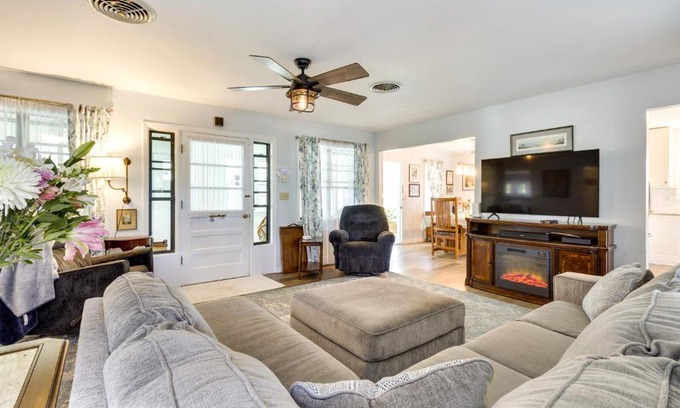 Mount Dora House | Walk to Lakes! Tropical Escape in Mount Dora