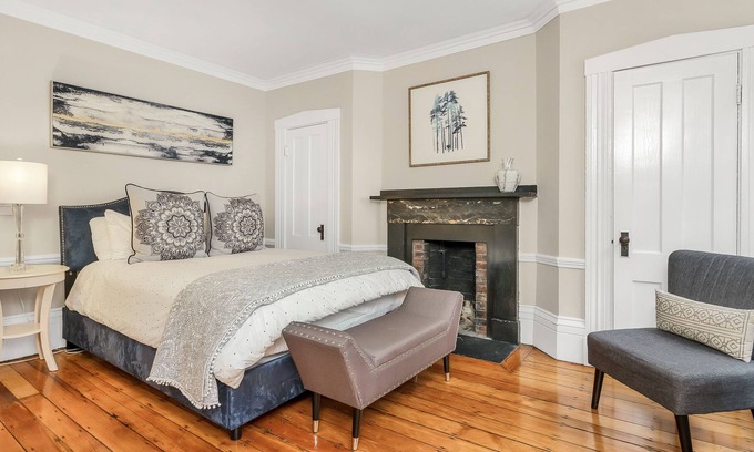 Beacon Hill Apartment | 🌳Walk to MGH🏨Private Patio🌲5 Star🌻Disinfected🐶Dogs Ok🌳Laundry on Site🌳