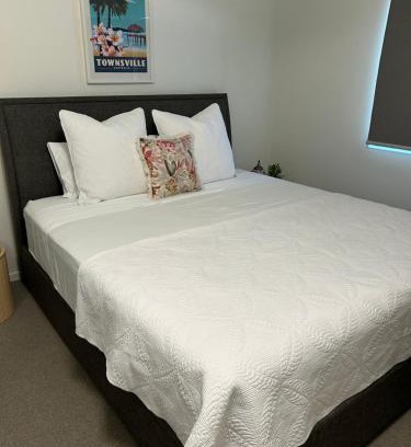 South Townsville Bed & Breakfast | Walk to Palmer B&B - U21