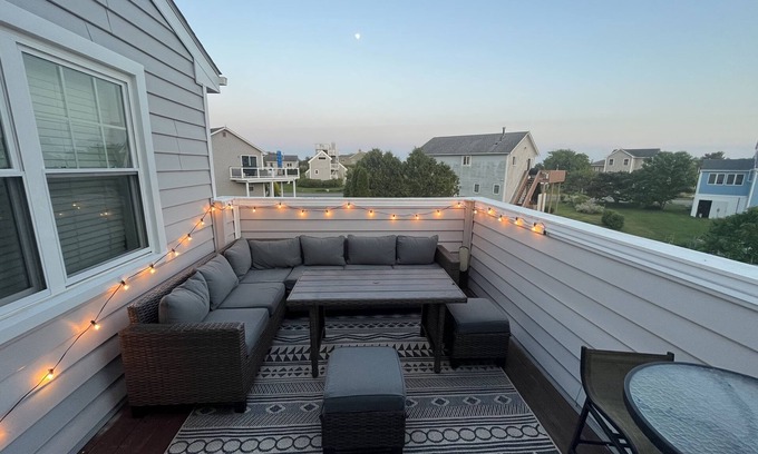 Point Judith House | Walk to Roger Wheeler! Awesome 6 bdrm Home!