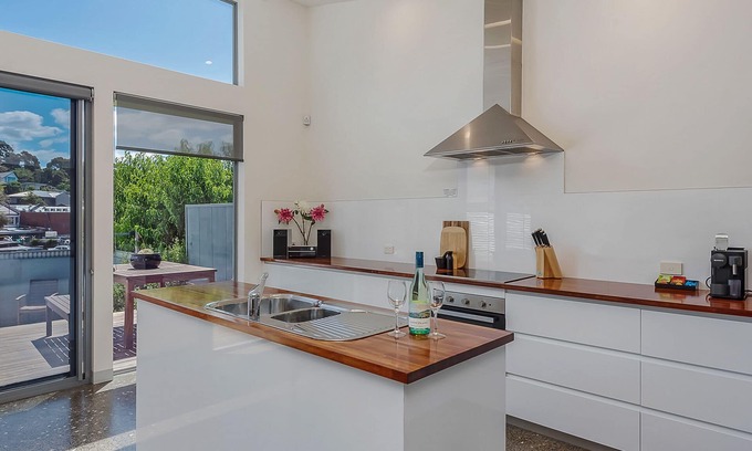 Hobart Central Business District House | Walk to Salamanca! LUX 3 bdm house, on-site parking!