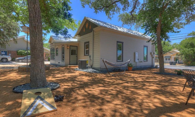 New Braunfels House | Walk to Schlitterbahn with Firepit