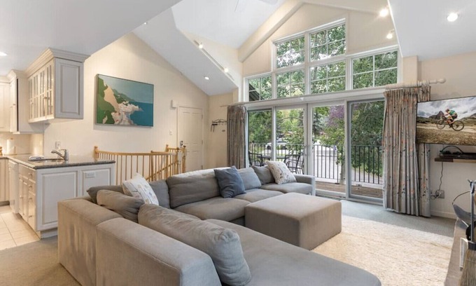 Vail House | Walk to Ski Lift - Private Hot Tub on Gore Creek!