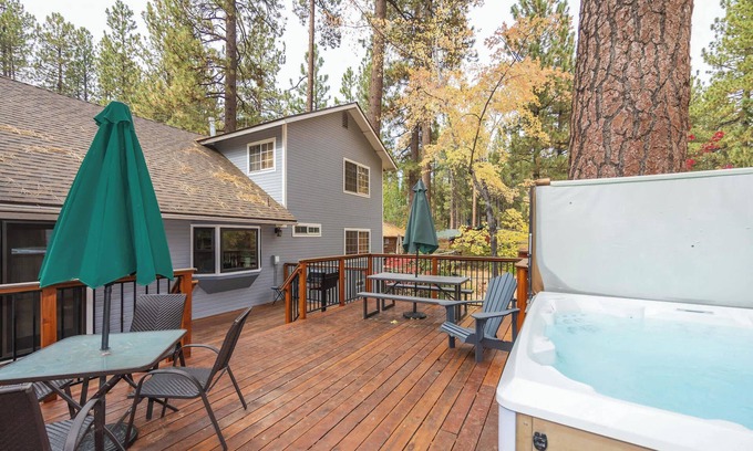 Summit Estates House | Walk to Summit, Spa, BBQ, Fireplace