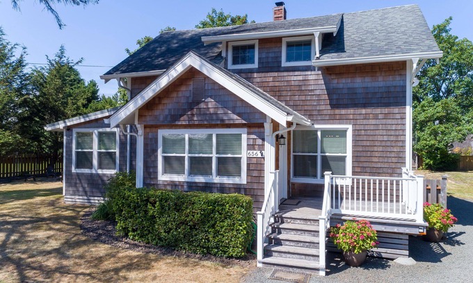 Gearhart House | Walk to the Beach & Coastal Comfort in Gearhart