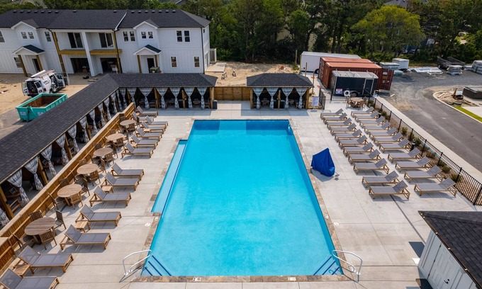 Corolla Light House | Walk to the beach, Dogs ok! Huge SW community Pool -Close to all!
