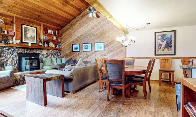 Mammoth Lakes Condo | Walk to Town, Updated Townhome with Gas Grill, Year Round Hot Tub