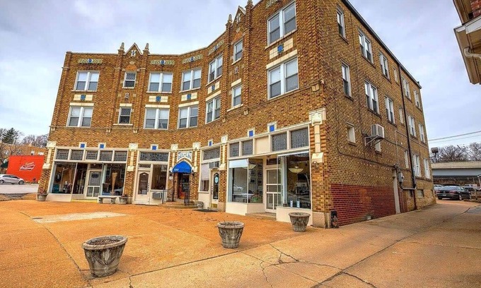 University City Apartment | Walk to WashU and Downtown Clayton | 2BR W&D