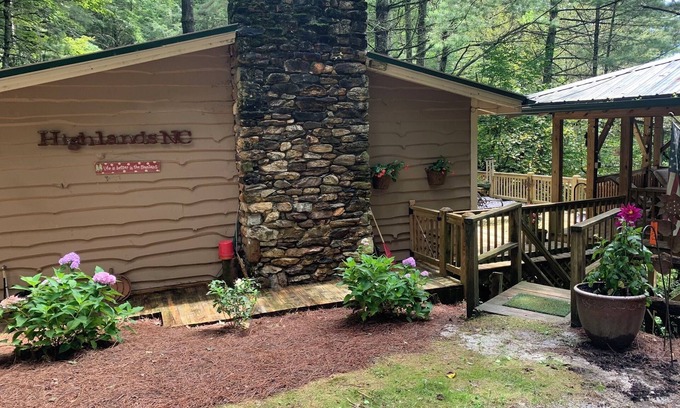 Highlands House | Walk to Waterfalls! Cozy All Seasons Highlands Cabin 6 min to Town