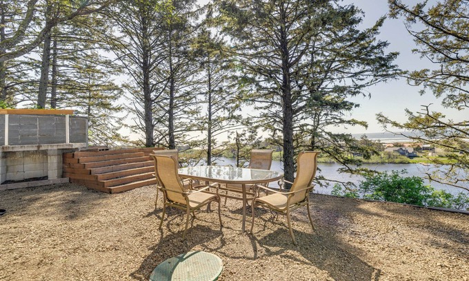 Cloverdale House | Walk to Winema Road Beach: Home w/Hot Tub!