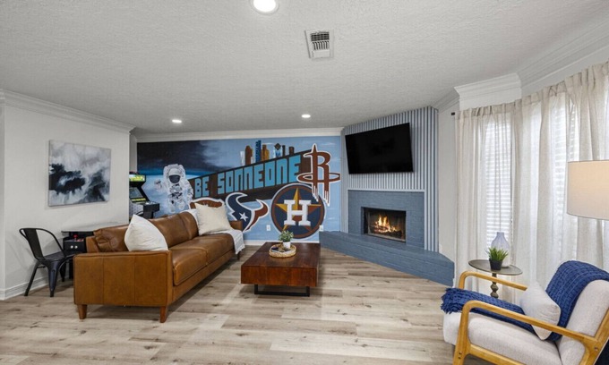 Montrose Villa | Walkable Montrose 2BR | Houston Mural | Sleeps 9