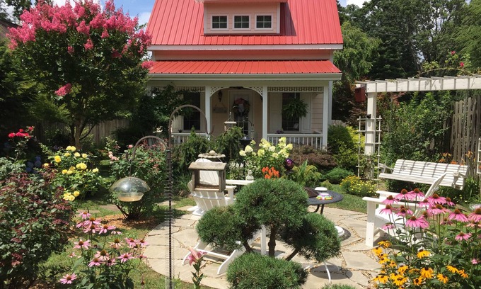 Black Mountain Cottage | walkable to downtown, lake tomahawk, swimming pool, tennis courts, golf course