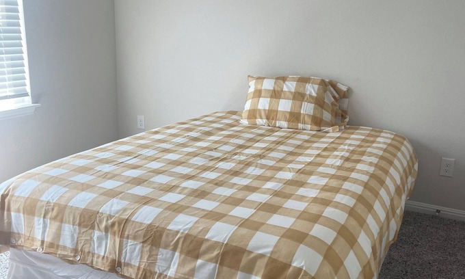 Hutto House | Walking distance from Hutto Downtown. Close to Kalahari Resot and Samsung