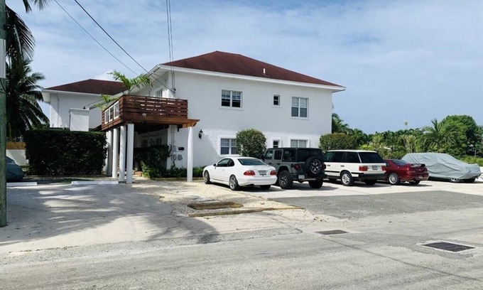 George Town Apartment | Walking distance to Smith Cove Beach, nearby restaurants, 7 min drive Camana Bay