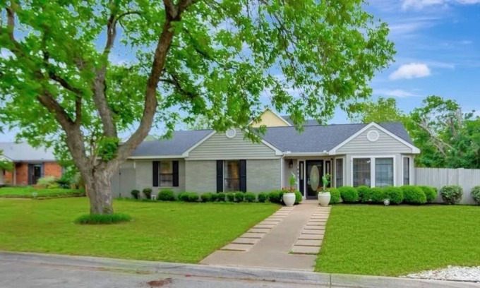 Grapevine House | Walking distance to the lake, Pool/Hot tub/Slps12/less than 2 miles from Main ST