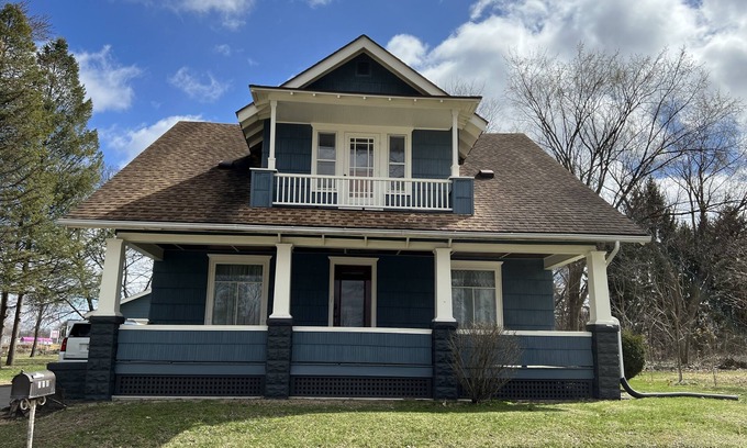 Roseland House | Walking distance to campus trolleys, not owner occupied!