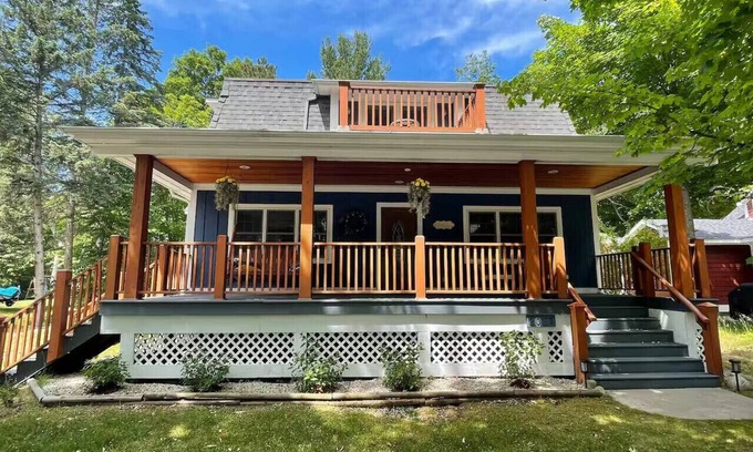 Walloon Lake House | Walloon Lake Hideaway Cottage