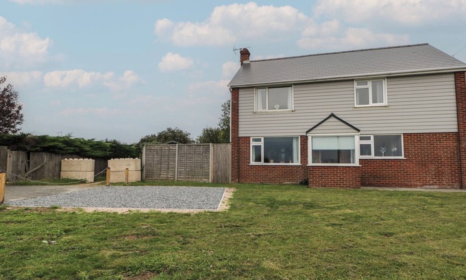 Great Mongeham Cottage | WALMER COURT FARMHOUSE, pet friendly, with a garden in Walmer