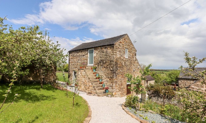 Ambergate Cottage | WALNUT BARN, family friendly, character holiday cottage in Ambergate