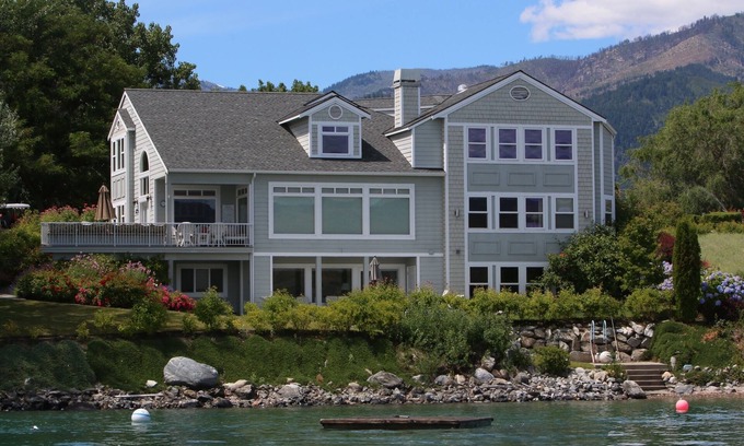 Wapato Point House | Wapato Point Waterfront Retreat with 5 bedrooms