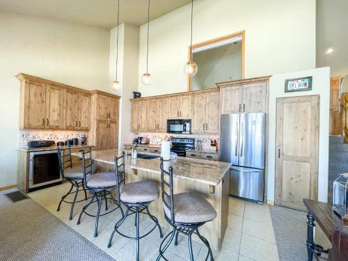 Fraser House | Wapiti Luxury Villa 10B I Great Views I Best Price I Free Adventures Daily