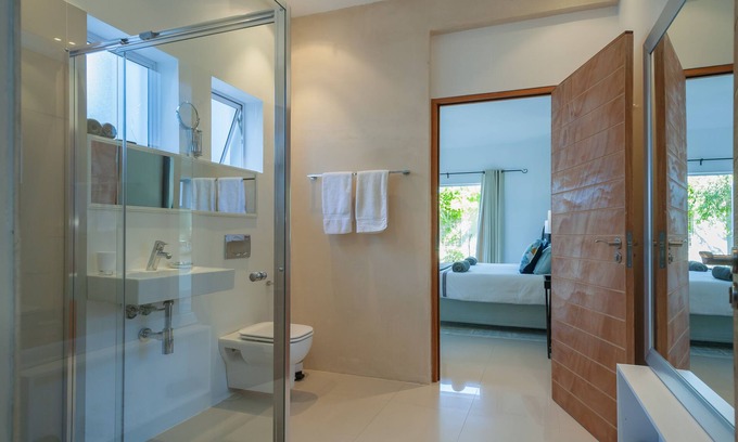 Kommetjie Apartment | Warm and Cosy Studio. A stone's throw from the beach.