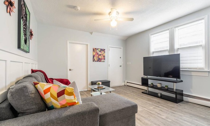Kirkendall North Apartment | Warm & Cozy 2BR Apt with Netflix, mins from Trails, Parks & Waterfalls!