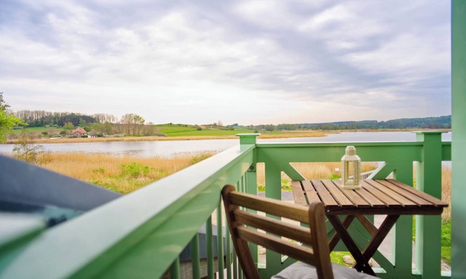 Neuensien Apartment | Wasserblick Garantiert! Ferienwohnung mit 3 Balkonen und 4 Schlafplätzen