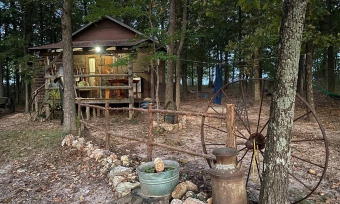 Berryville Cabin | Watch the fall leaves fall from the hot tub!