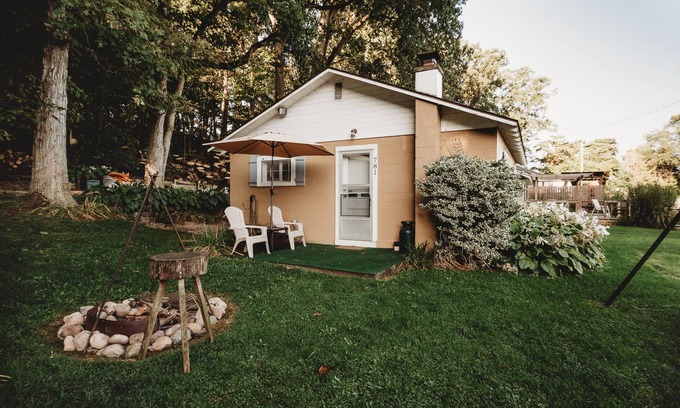 Brimfield Cottage | Water front cottage on beautiful Upper Long Lake