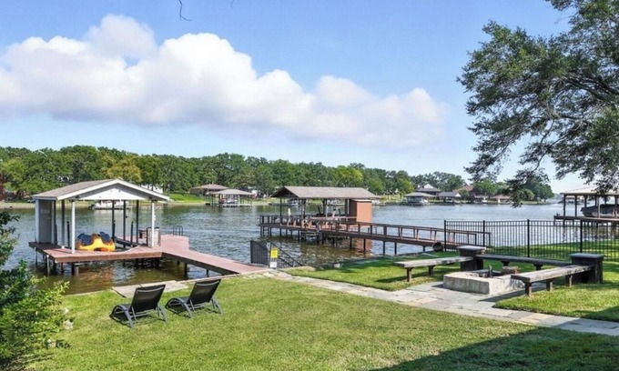 Enchanted Oaks House | Water Front Lake Cabin Pet Friendly and FREE Paddle Boat and Kayaks!