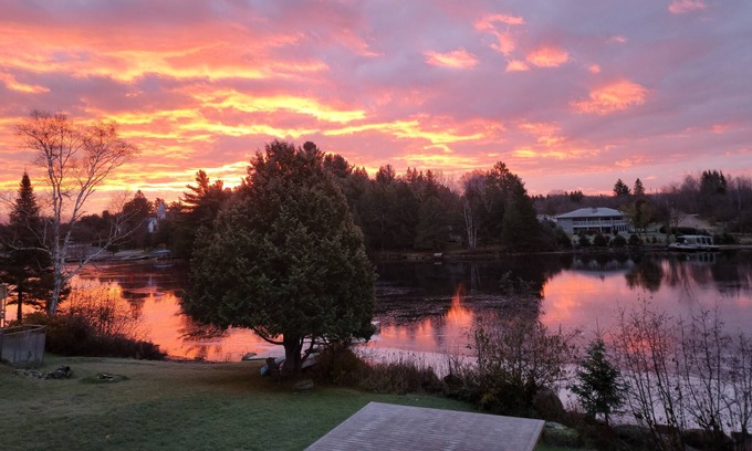 Magnetawan House | Water front location minutes to all amenities