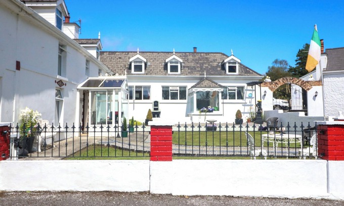 Shiplake Cottage | WATERFALL HOUSE, romantic, with a garden in Dunmanway, County Cork