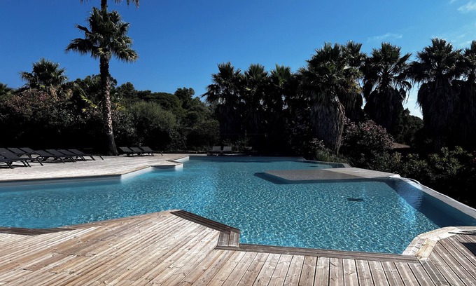 Pianotolli-Caldarello Apartment | Waterfront luxury apartment